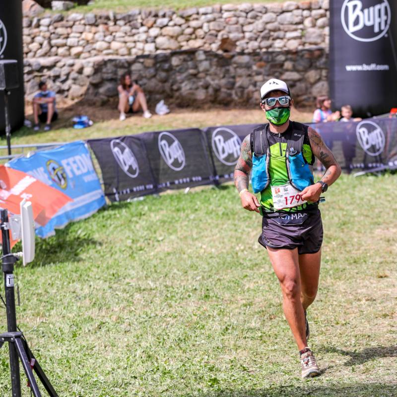 persona caminando en una cinta y uno de los pies se ve con efecto rayos x